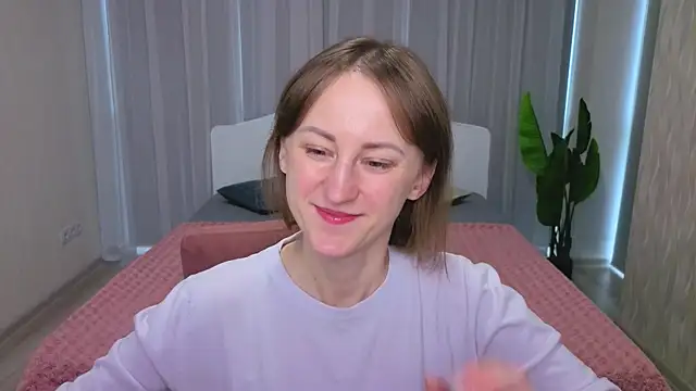 LuluChiiii online show from 10-08-25, 10:17