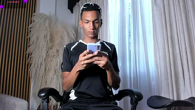 Snapshot of JulienSaint chatting on 06-07-26, 11:48 JulienSaint online show from 06-07-26, 11:48