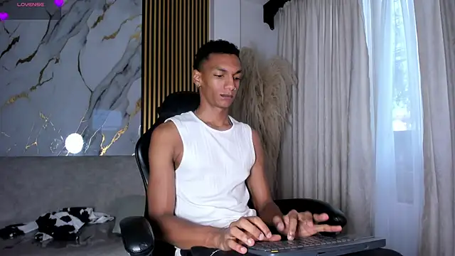 Snapshot of JulienSaint chatting on 06-08-26, 11:44 JulienSaint online show from 06-08-26, 11:44