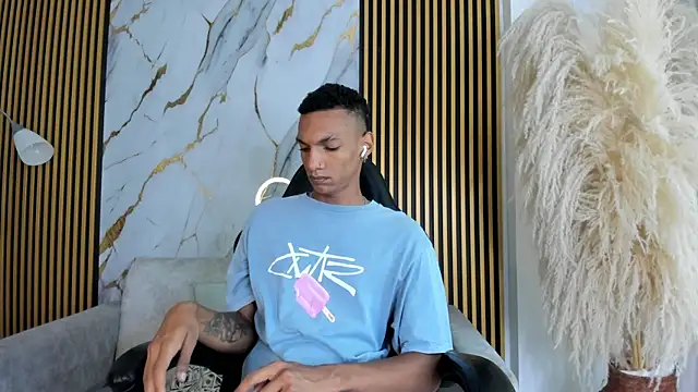 Snapshot of JulienSaint chatting on 05-07-26, 01:03 JulienSaint online show from 05-07-26, 01:03