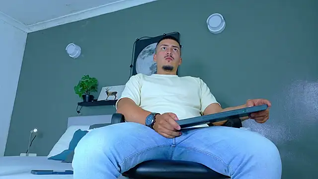 MrFox   online show from 11-18-25, 07:39