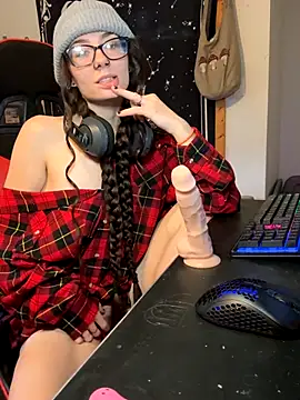 Snapshot of heycutie18 chatting on 12-15-25, 03:29 heycutie18 online show from 12-15-25, 03:29