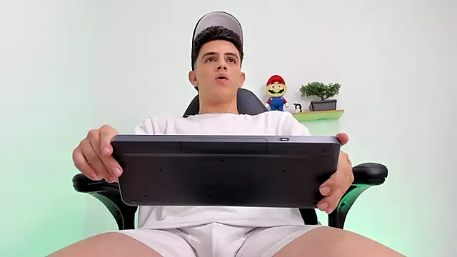 Snapshot of Mikecooper chatting on 01-17-26, 07:28 Mikecooper online show from 01-17-26, 07:28