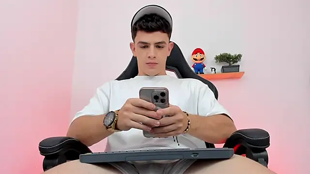 Snapshot of Mikecooper chatting on 02-10-26, 06:34 Mikecooper online show from 02-10-26, 06:34