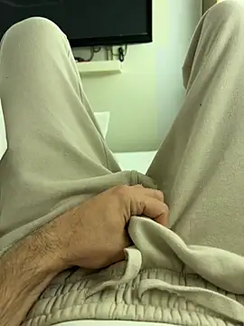 Snapshot of Frankieyyy1 chatting on 11-14-25, 10:30 Frankieyyy1 online show from 11-14-25, 10:30