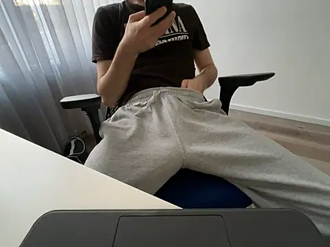 Snapshot of Frankieyyy1 chatting on 04-23-26, 06:42 Frankieyyy1 online show from 04-23-26, 06:42