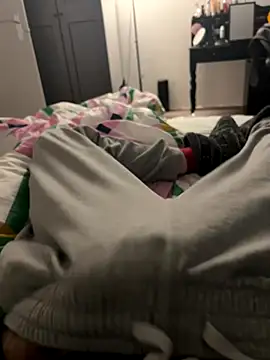 Snapshot of Frankieyyy1 chatting on 12-15-25, 08:58 Frankieyyy1 online show from 12-15-25, 08:58