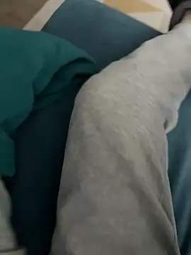 Snapshot of Frankieyyy1 chatting on 02-15-26, 03:33 Frankieyyy1 online show from 02-15-26, 03:33