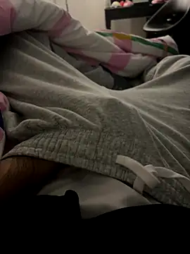 Snapshot of Frankieyyy1 chatting on 11-21-25, 05:28 Frankieyyy1 online show from 11-21-25, 05:28