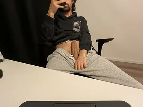 Snapshot of Frankieyyy1 chatting on 05-15-26, 12:52 Frankieyyy1 online show from 05-15-26, 12:52