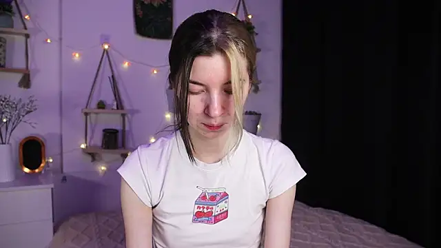 Snapshot of EmmieBlade chatting on 10-23-25, 07:12 EmmieBlade online show from 10-23-25, 07:12