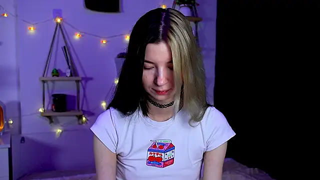 Snapshot of EmmieBlade chatting on 10-15-25, 07:11 EmmieBlade online show from 10-15-25, 07:11