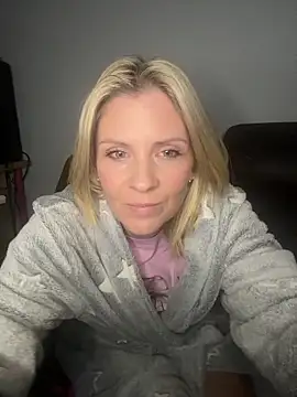 Lexi-Lux-X online show from 10-31-25, 01:57