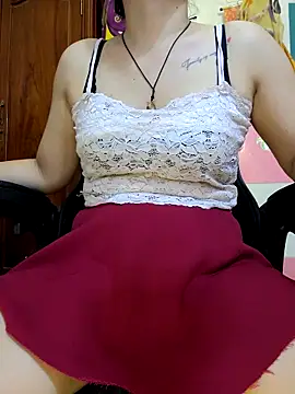 Snapshot of Bee_sweet chatting on 09-27-25, 03:45 Bee sweet online show from 09-27-25, 03:45