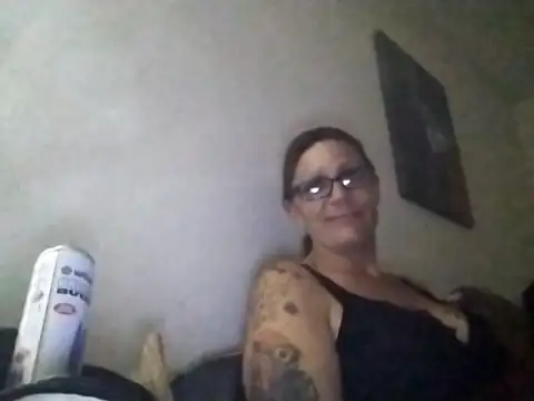 Snapshot of SparklesB1tch chatting on 10-18-25, 01:02 SparklesB1tch online show from 10-18-25, 01:02