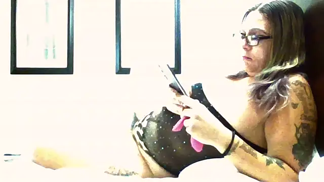 Snapshot of SparklesB1tch chatting on 10-13-25, 05:25 SparklesB1tch online show from 10-13-25, 05:25