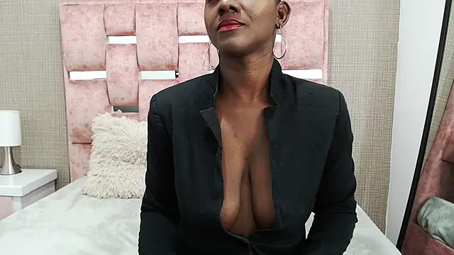 NahomyHawk online show from 10-13-25, 11:45