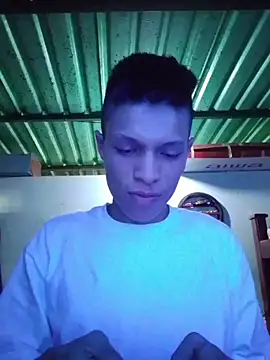 Snapshot of elinnki chatting on 12-15-25, 07:31 elinnki online show from 12-15-25, 07:31