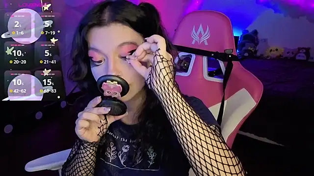 larah uwu online show from 11-12-25, 07:18