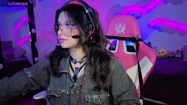 larah uwu online show from 11-13-25, 07:18