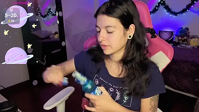 larah uwu online show from 12-20-25, 08:44