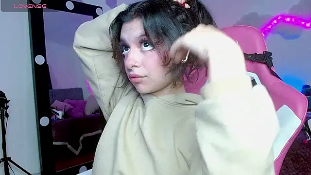 larah uwu online show from 10-23-25, 08:18