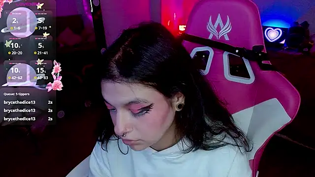 larah uwu online show from 10-27-25, 07:48