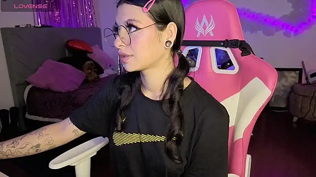 larah uwu online show from 02-26-26, 07:47