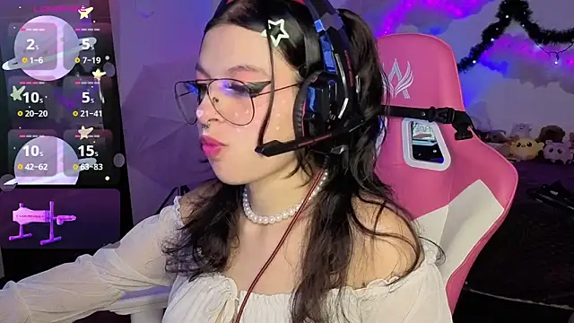 larah uwu online show from 12-14-25, 07:08