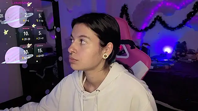 larah uwu online show from 01-06-26, 07:18