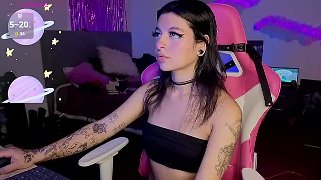 larah uwu online show from 04-07-26, 10:11