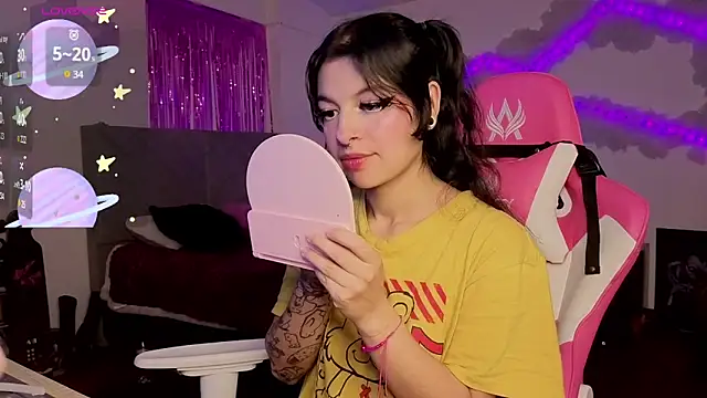 larah uwu online show from 04-14-26, 06:13