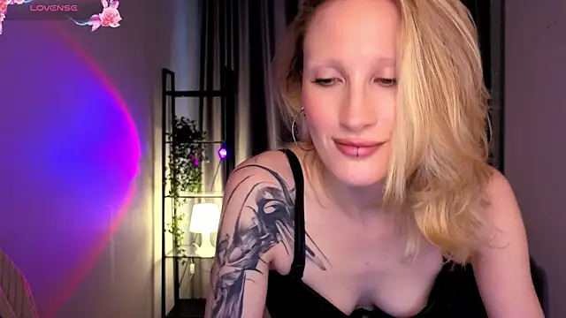 BiancaHelo online show from 10-22-25, 01:54