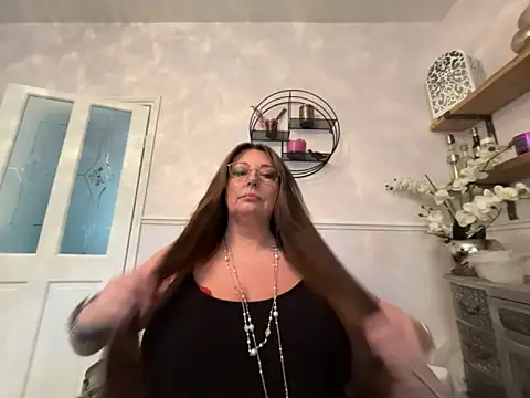 Snapshot of BuxomKitty_BBW chatting on 05-21-26, 03:20 BuxomKitty BBW online show from 05-21-26, 03:20