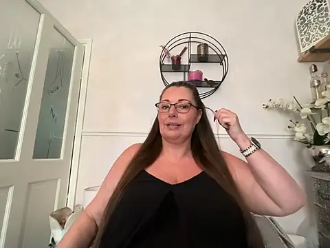 Snapshot of BuxomKitty_BBW chatting on 05-27-26, 04:36 BuxomKitty BBW online show from 05-27-26, 04:36