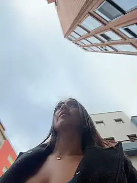 Ninabigtitied online show from 12-17-25, 05:07