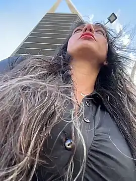 Ninabigtitied online show from 11-29-25, 01:22