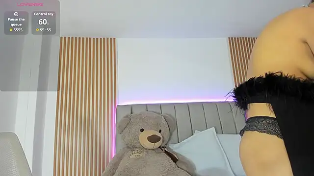Snapshot of naishaa_ chatting on 09-09-25, 06:17 naishaa online show from 09-09-25, 06:17