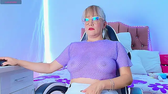 naomi diamond  online show from 04-21-26, 03:29