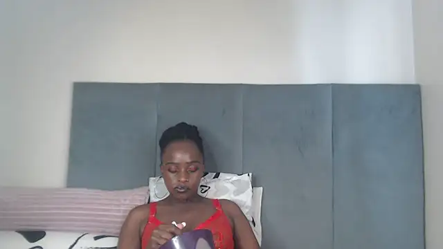 Snapshot of Jah-Queen chatting on 03-04-26, 08:33 Jah-Queen online show from 03-04-26, 08:33
