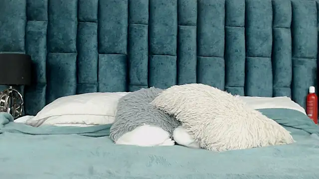 Emma Foxi online show from 11-18-25, 08:45