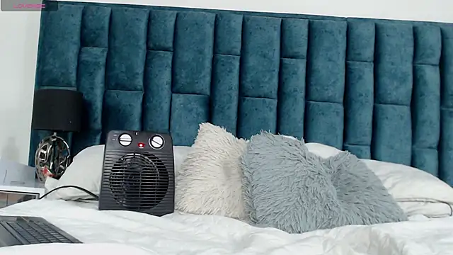 Emma Foxi online show from 11-14-25, 09:18