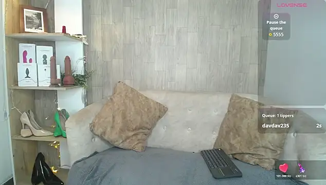 Snapshot of may_wood chatting on 04-23-26, 12:11 may wood online show from 04-23-26, 12:11