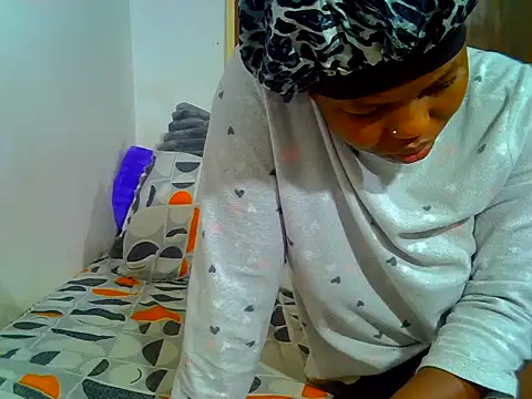 Snapshot of SweetHoney21_ chatting on 06-15-26, 04:56 SweetHoney21 online show from 06-15-26, 04:56
