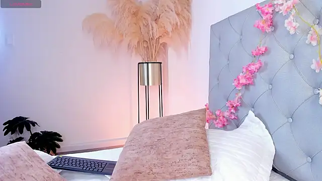 MartinnaGreco online show from 04-15-26, 08:20