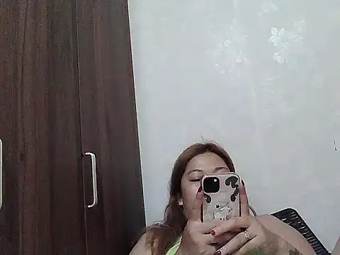 Snapshot of mimi15 chatting on 06-26-26, 09:04 mimi15 online show from 06-26-26, 09:04