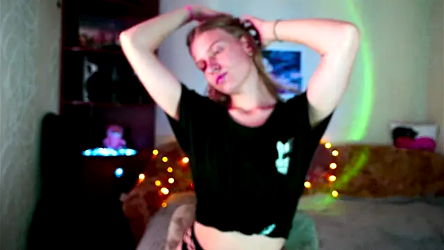 Snapshot of Luntryy chatting on 10-09-25, 09:21 Luntryy online show from 10-09-25, 09:21