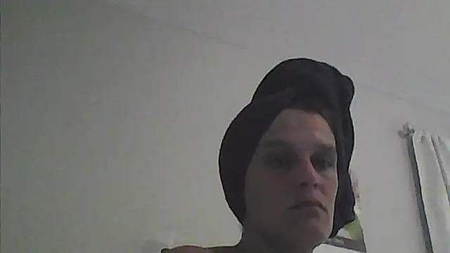 Snapshot of sarahkat86 chatting on 04-19-26, 11:40 sarahkat86 online show from 04-19-26, 11:40