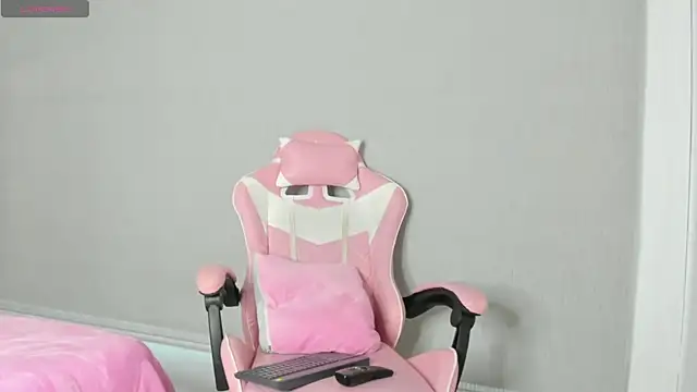 kendal hot01 online show from 11-14-25, 11:58