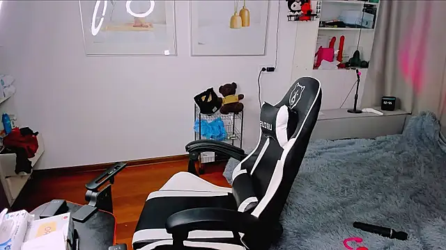 yoi mika online show from 12-19-25, 07:49